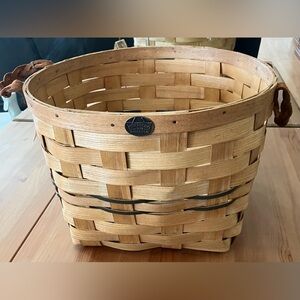 EUC w/Tag Peterboro Large Rustic Woven Basket w/ Leather Handles w/wood platform